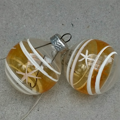 gule striber med hvide stjerner og hvide striber på klare gamle glas julekugler genbrug