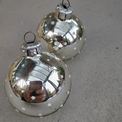 sølvfarvede glas julekugler med hvide prikker gammelt julepynt