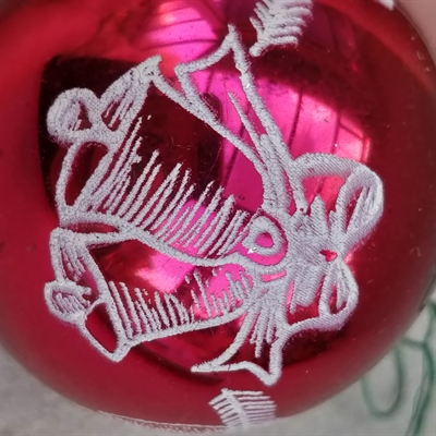 pink glas julekugle med hvide klokker og grangrene gammelt julepynt