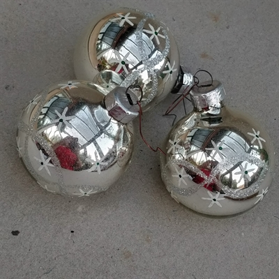sølvfarvede glas julekugler med hvid og sølv dekoration julepynt til juletræet