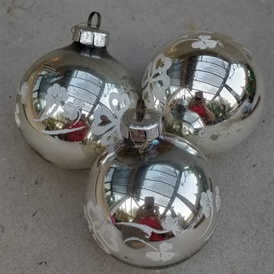 sølvfarvet glas kugle med hvid blomster dekoration gammelt julepynt til juletræet