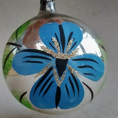 stor blå blomst på sølv glas julekugle til juletræet, gammelt julepynt