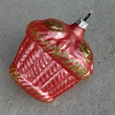 Rød glas julekugle kurv med guld dekoration, vintage julepynt til juletræet.