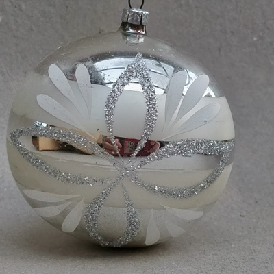 Sølvfarvet med hvid dekoration kæmpe gammel glas julekugle julepynt til juletræet.