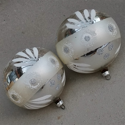 sølvfarvede glas julekugler i sølv med hvid dekoration gammelt julepynt til juletræet