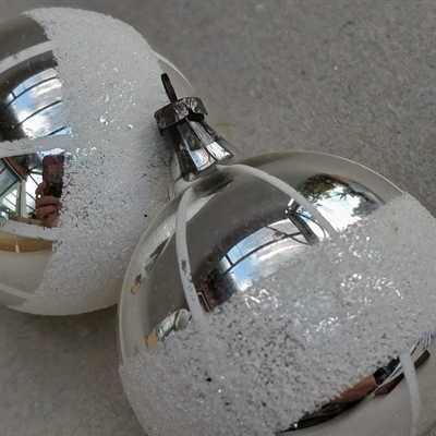 sølvfarvede med glitter og hvid dekoration glas julekugler gammelt julepynt til juletræet