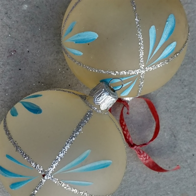 materede klare glas julekugler med lyseblå dekoration og sølv glitter  gammelt julepynt til juletræet