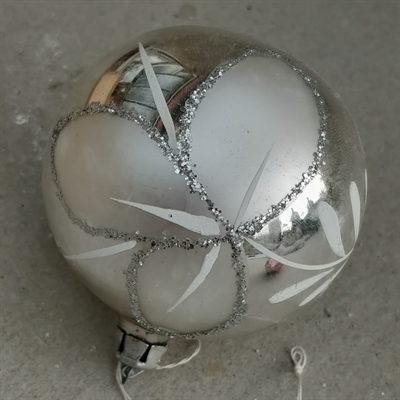 sølvfarvet med sølvglitter og mat sølv dekoration på retro glas julekugle julepynt til juletræet