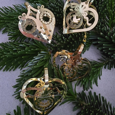 guldhjerter-forskellige-mønstre-metal-Jette-Frølich-gammel-julepynt