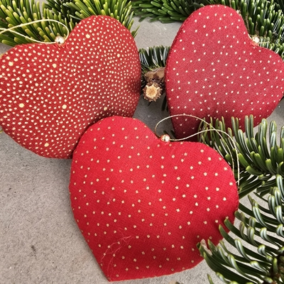 røde stofhjerter-guld-mønster-retro-julestads