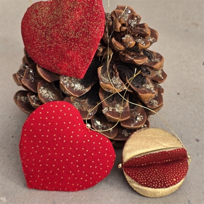 røde-guld-stofhjerter-kugle-rød-guld-juletræspynt-håndsyet-retro-julepynt