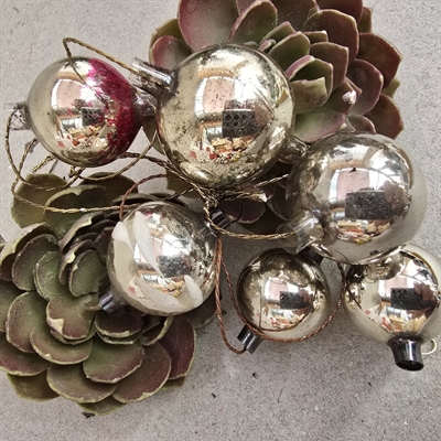 mini-glas-sølvfarvede-julekugler-hul-på-tværs-gammel-julepynt