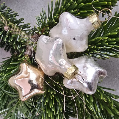 femtakkede-glas-stjerner-sølvfarvede-gammel-juletræspynt