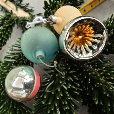 en-stribet-en-reflektor-en-hul-på-tværs-gul-rød-kugle-gamle-mini-glas-julekugler-gammelt-julestads