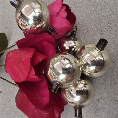 sølv-glas-julekugler-hul-på-tværs-gamle-julekugler