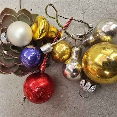 klokke-kugler-glas-multifarvede-julekugler-retro-julepynt