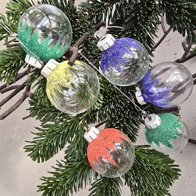 glas-klare-julekugler-farvet-sukker-toppe-gamle-juletræskugler