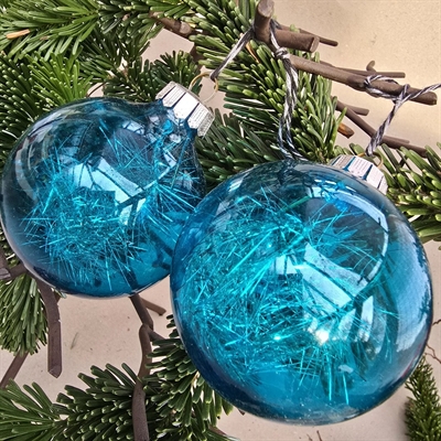 turkisfarvede-glas-julekugler-glimmer-indeni-gammel-glasjulestads