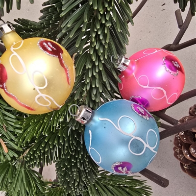 gule-pink-lyseblaa-runde-glas-juletræskugler-dekoration-hvid-rod-pink-glimmer-gammel-julestads