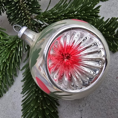 rund-solvfarvet-glasjulekugle-spejl-pink-bund-og-blomst-gammel-juletraespynt