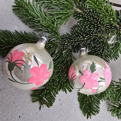 rosa-blomster-grønne-blade-på-sølvfarvet-glas-juletraeskugle-gammel-julepynt