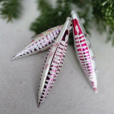 solvfarvede-glas-julekugler-draabeformede-rodlige-tvaerstriber-gammel-juletraespynt