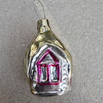 pink-vindue-dør-sølvfarvet-hus-guldtag-gammel-russisk-glas-juletræspynt-