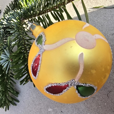 patineret-rund-gul-glas-julekugle-med rød-grøn-creme-dekoration-gammel-juletræspynt