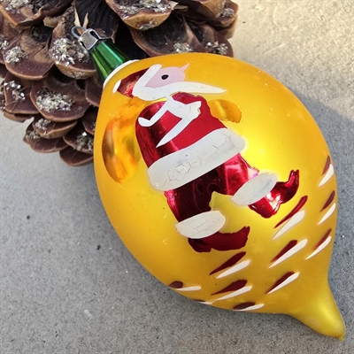 Halv-gul-blå-glas-julekugle-julemand-på-gul-side-dråbeformet-gammel-glas-juletræskugle-