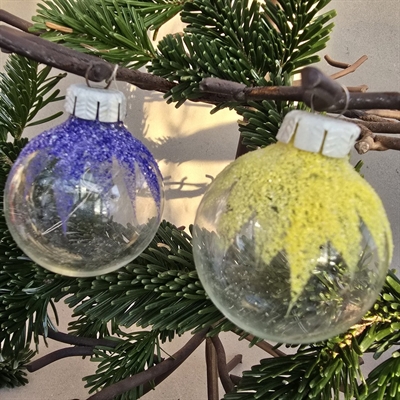 klare-glas-julekugler-med-snepynt-blå-gul-gamle-juletræskugler