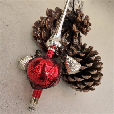 rødt-sølvfarvet-glas-topspir-sølvklokker-tinsel-beviklet-gammel-juletræspynt-Sverige