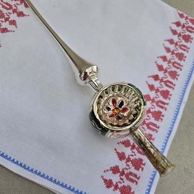 sølvfarvet-glas-topspir-med-mørkegrøn-hvid-dekoration-gammelt-julepynt-juletræspynt-