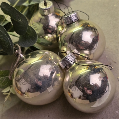 soelvfarvede-runde-enkle-glas-julekugler-vintage juletraespynt-