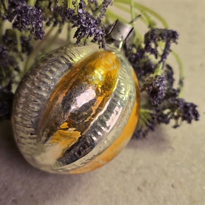 soelv-guld-stribet-paa-langs-glas-julekugle-russisk-julepynt