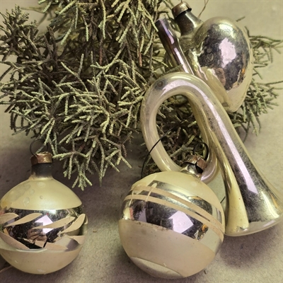 soelv-hvid-glas-juletraespynt-trompet-hjerte-kugler-gamle-julekugler