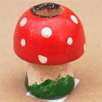 Lysestage som forestiller en rød svamp med hvide prikker på.