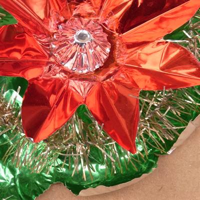 Folie pynt, som blomst, rød, grøn og sølv farvet, gammel julepynt.