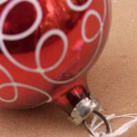 Rød, hvid glas julekugle til ai hænge på dit juletræ, retro julepynt.