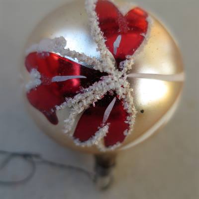Pudderfarvet og rød julekugle, 5 cm.