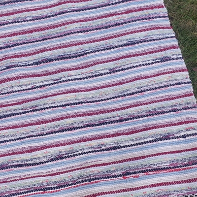 blandede rød, hvide og blå nuancer i klassiske striber gammelt svensk kludetæppe