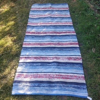 stribet svensk kludetæppe blå nuancer og lidt rødt løber fra Sverige