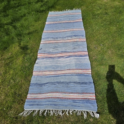 bomuld-rødt-hvidt-blåt-cowboystof-i-strimler-kludetæppe-fra-Sverige-gammelt