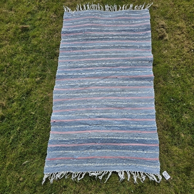 lyseblå-rosa-hvid-stribet-løber-svensk-bomuld-kludetæppe