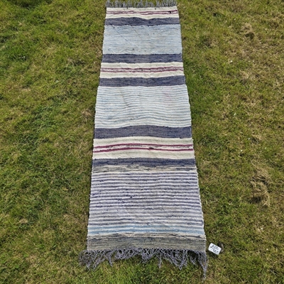 brede-smalle-striber-blå-nuancer-gråt-vinrødt-gammelt-klassisk-kludetæppe-Sverige