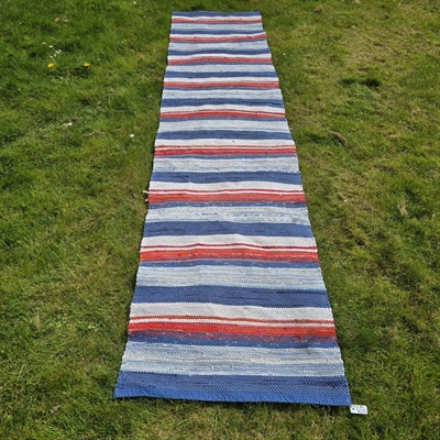 brede-smalle-striber-blå-røde-hvide-svensk-kluddetæppe-løber