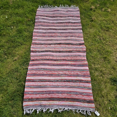 kludetaeppe-loeber-stribet-graa-roedlige-farver-svensk-vintage-loeber-