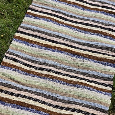 klassiske-striber-blå-beige-brune-gammel-svensk-loeber-kludetæppe-Sverige-trasmatta
