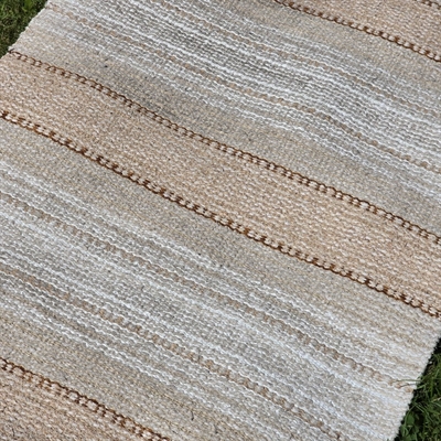 brunt-beige-hvidt-stribet-retro-loeber-kludetaeppe-svensk-trasmatta