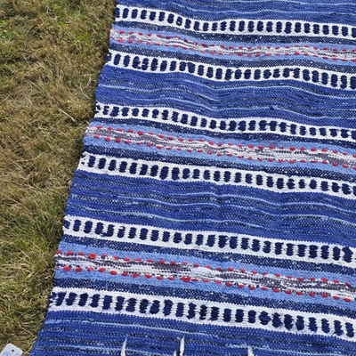 blå-rød-hvid-mønster-striber-bomuld-svensk-kludetæppe-løber