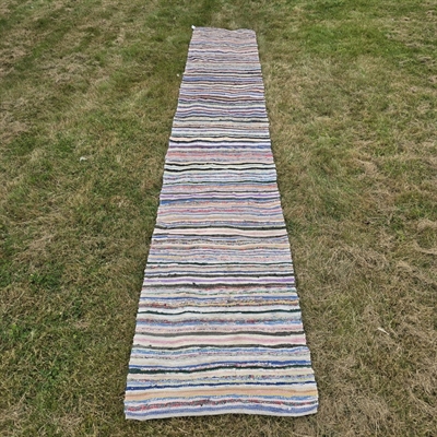 smalstribet-lang-bomuldsloeber-glade-farver-gammelt-kludetæppe-Sverige